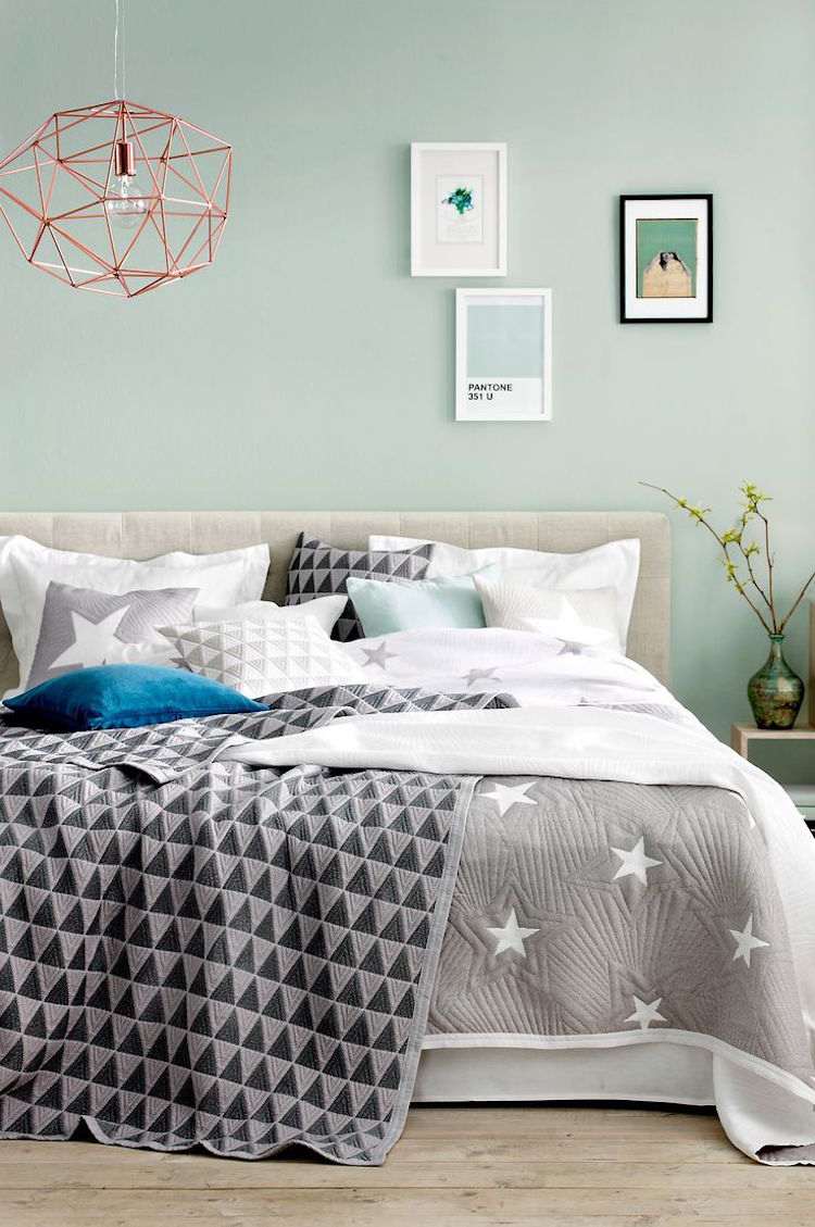 Myntat sovrum interiör -moderna-skandinaviska stjärnor-sängkläder