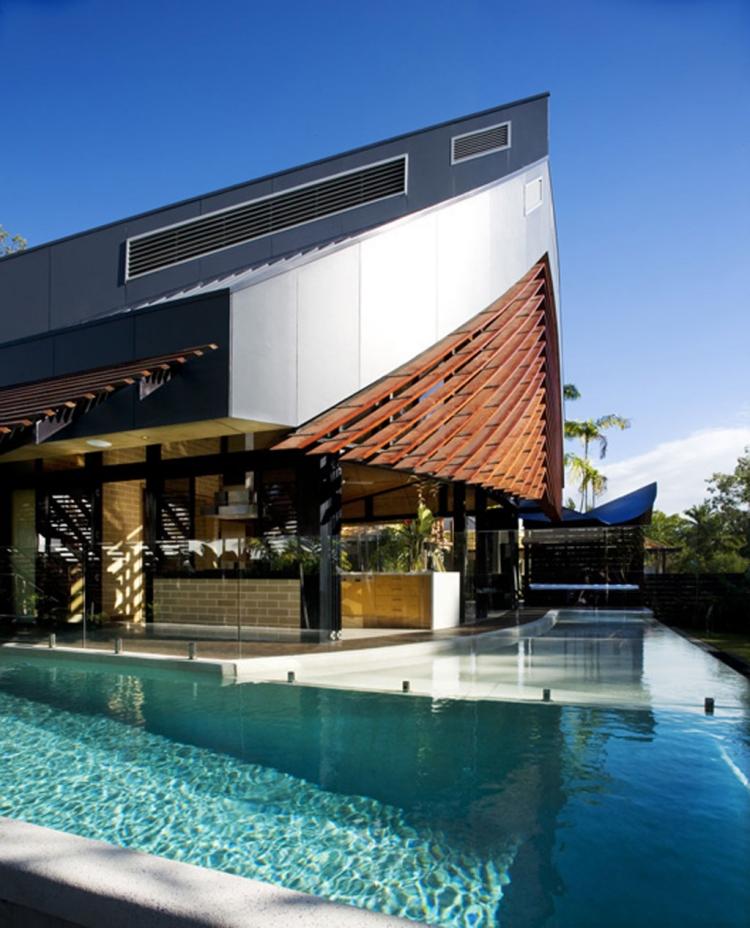 Pool i trädgårdshuset-modern-oändlighet-terrass-glasräcke-palm-arkitektur