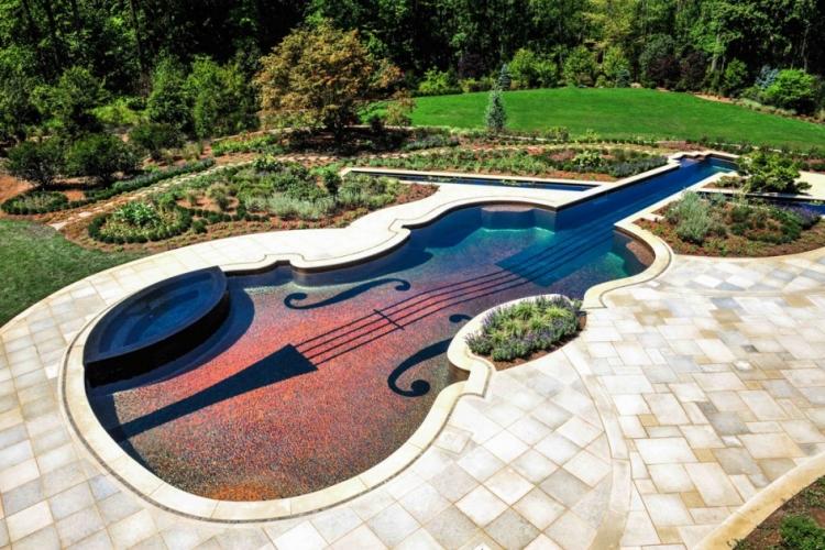 Pool i trädgården-fiol-form-konstverk-mosaik-stenar-golv-kakel-växter-landskapsarkitektur