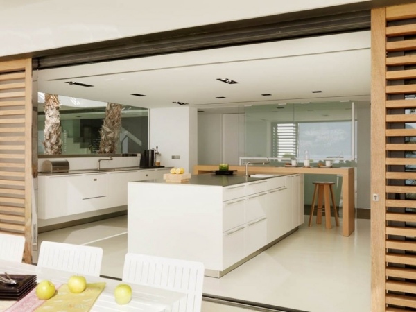 kök matsal ö interiördesign förslag utrustning vit accenter trä