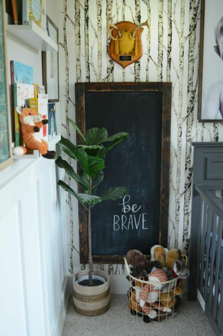 Svarta tavlan med en rustik ram som en DIY -idé för barnrummet