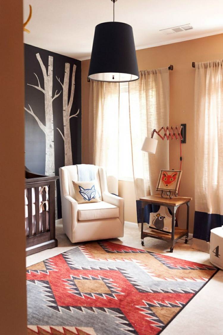 Ett sidobord och en färgglad matta skapar en rustik stil