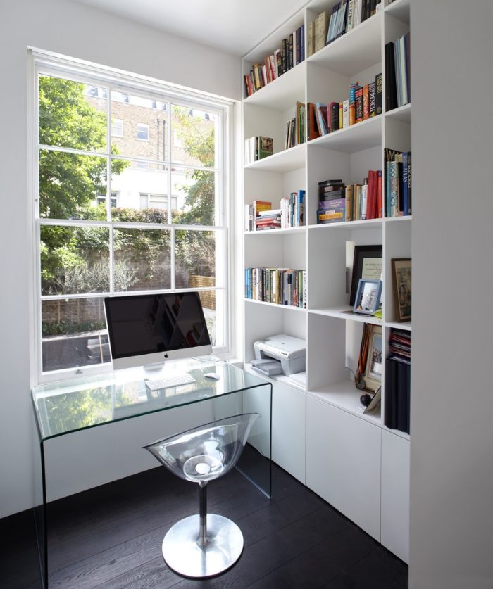 Sovrum-Hem-Kontor-glas-skrivbord-stol-transparent
