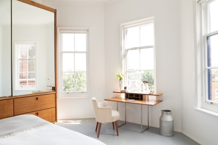 Sovrum-möbler-skrivbord-arbete hörn-design-garderob-speglad dörr