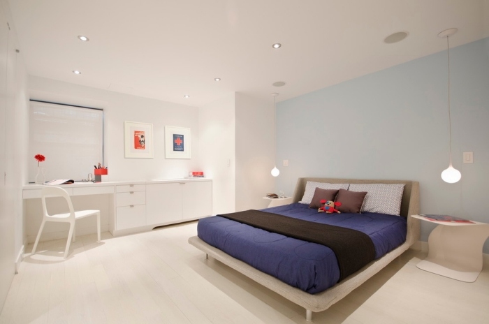 Sovrum-möbler-moderna-säng-vita-väggar-puristiska-dressing bord-lådor