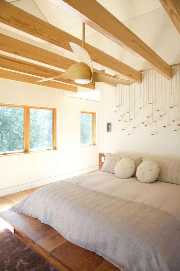 Sovrum-möbler-träbjälkar-tak-säng-på-trä piedestal-inredning-idéer