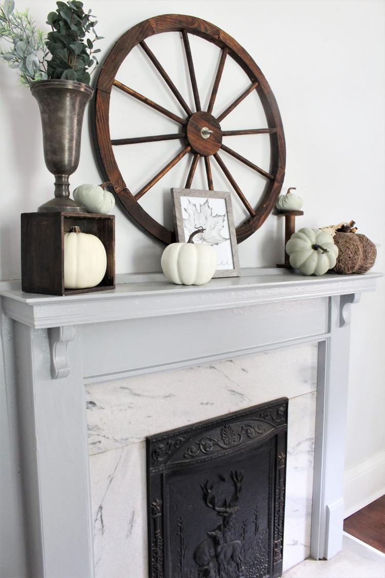 Herbstdeko modern rustik blandning vita pumpor trä metall mantelpiece