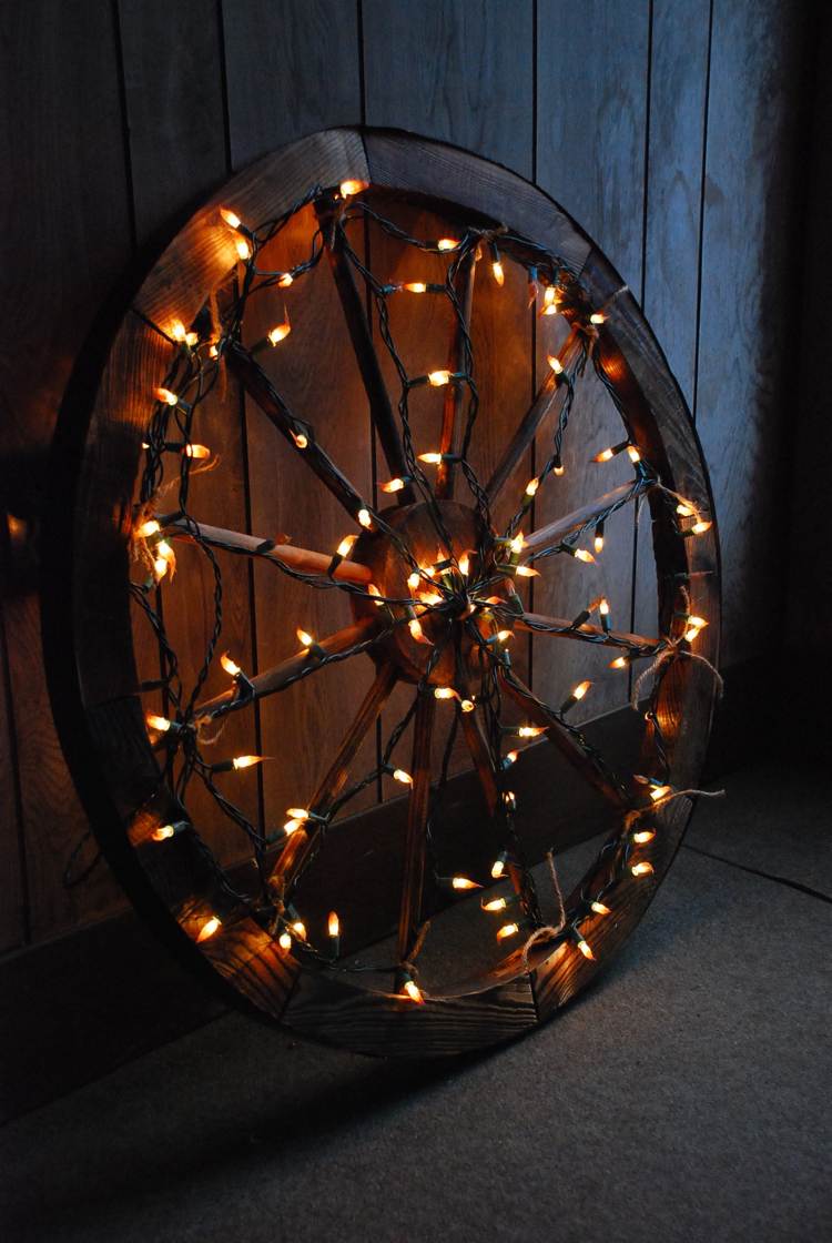 gammalt vagnhjul dekorerat med LED -lampor