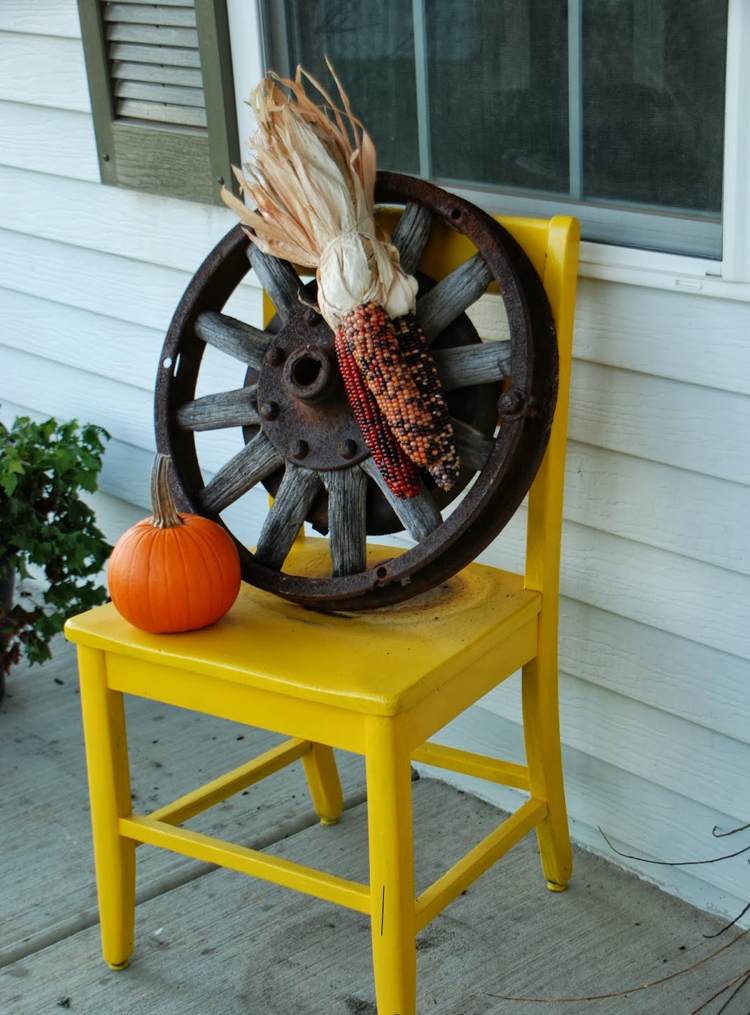 Vagnhjulsdekoration för trädgården gamla stol målad gul majskolv