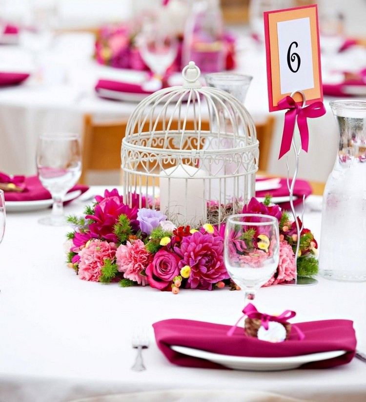 sommar-bröllop-bord-dekoration-rosa-violett-krans av blommor