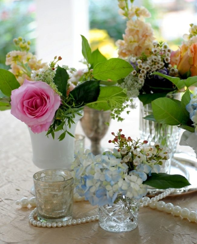 Blomsterarrangemang borddekorationsidéer sommarbröllop