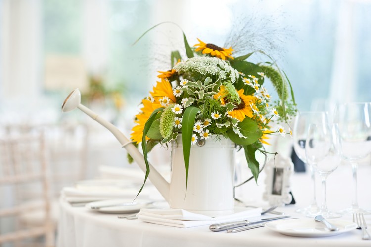 Sommar bröllop bord dekoration solros kamomill