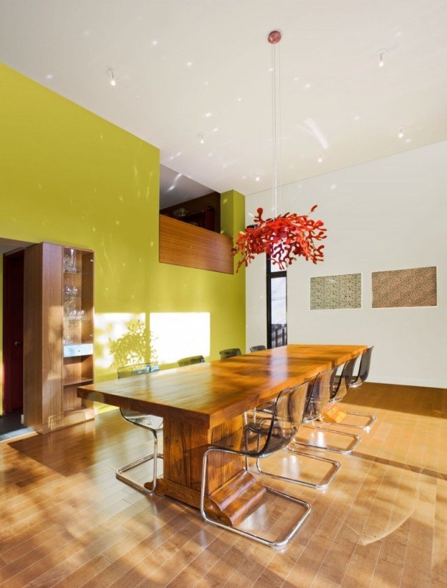 Gul vägg naturligt träbord blomma dekoration påverkar rumseffekt genom ljus