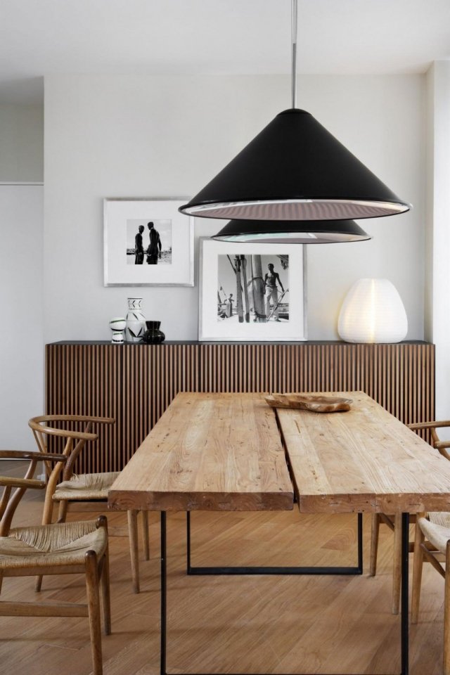 Massivt träbord matsal design svart ljus svart golvlampa skänk