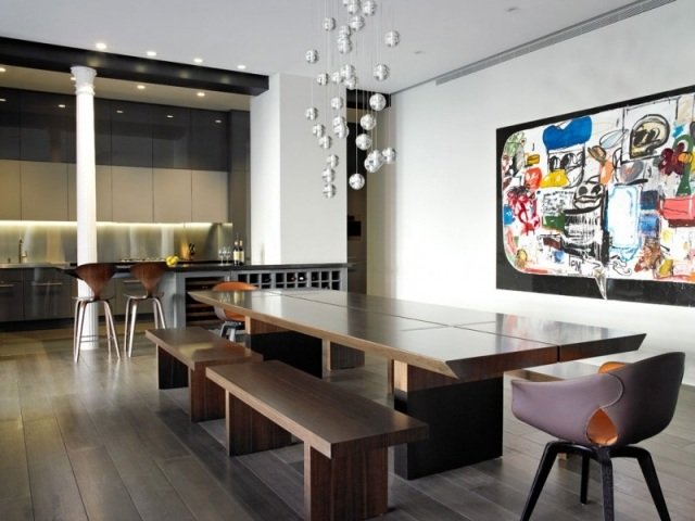 massivt träbord vardagsrum läderfåtölj väggdekor abstrakt väggkonst matsal lampor