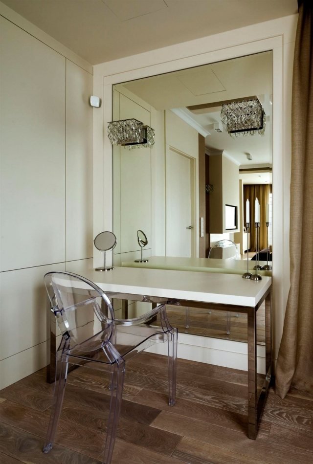 toalettbord spegelvägg indirekt belysning vägglampor transparent akrylstol