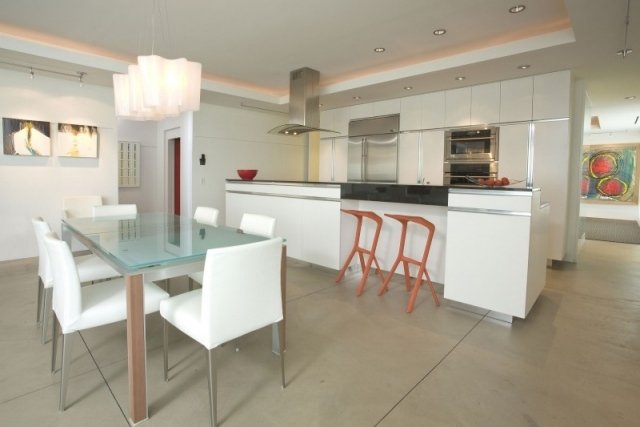 vitt kök-med matplats upplysta vita stolar-takbelysning design dekorativa accenter