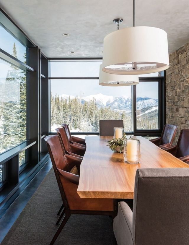 matsal med utsikt över bergen, rustikt matbord, massivt naturligt trä, rund hängande lampdesign