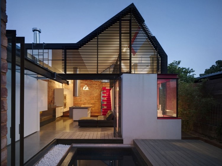 idéer-terrass-design-hus-pool-damm-trädgård-öppen-glasvägg