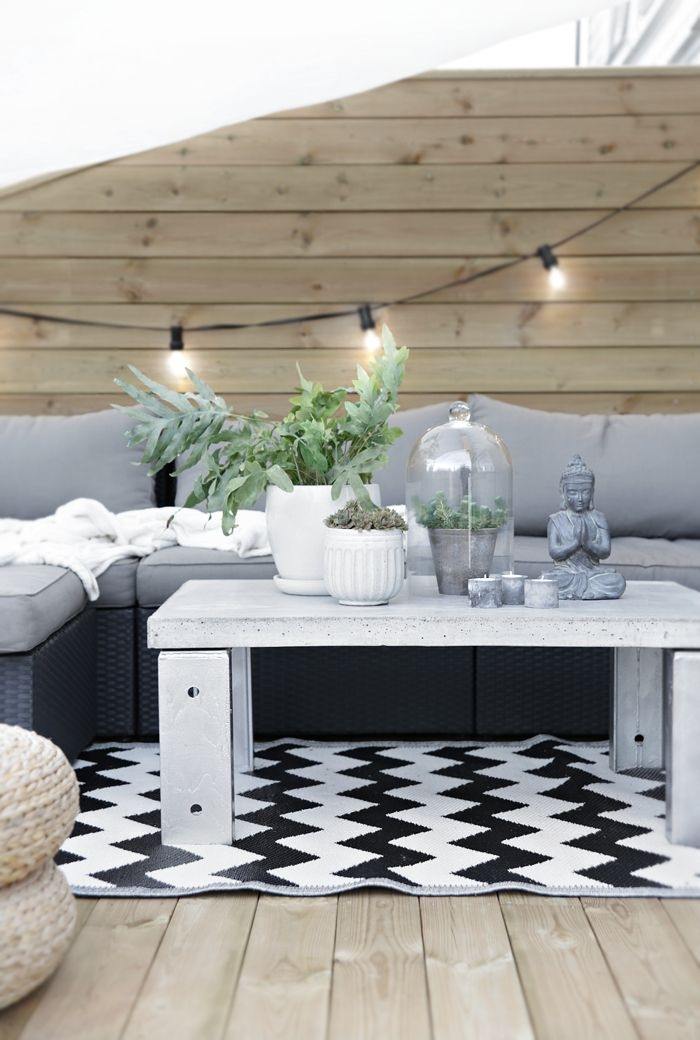 idéer-för-terrass-design-mysig-stoppad-soffa-soffbord-dekor
