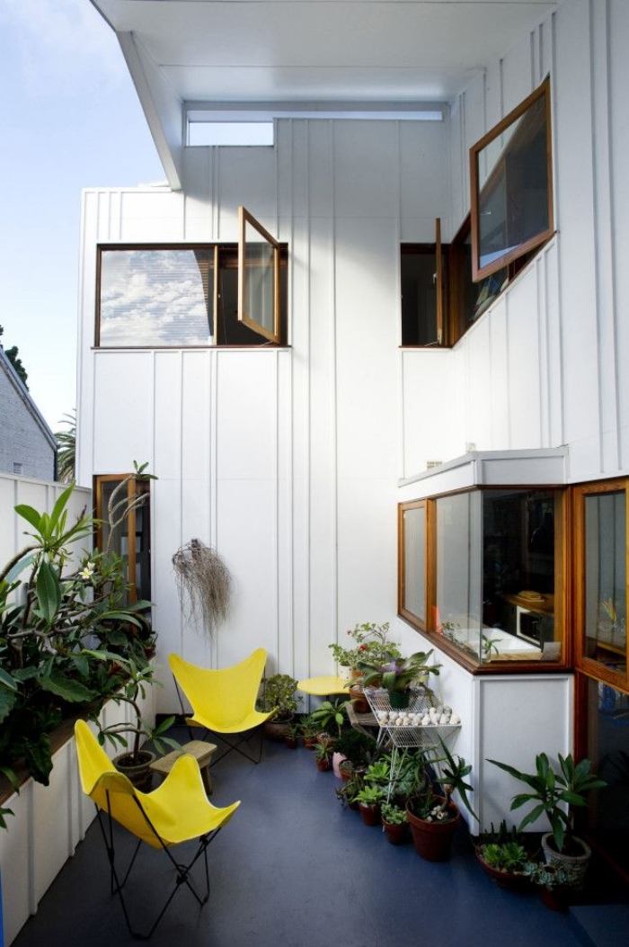 idéer-för-terrass-design-i-små-utrymme-hopfällbara-stolar-gul-sits-plast
