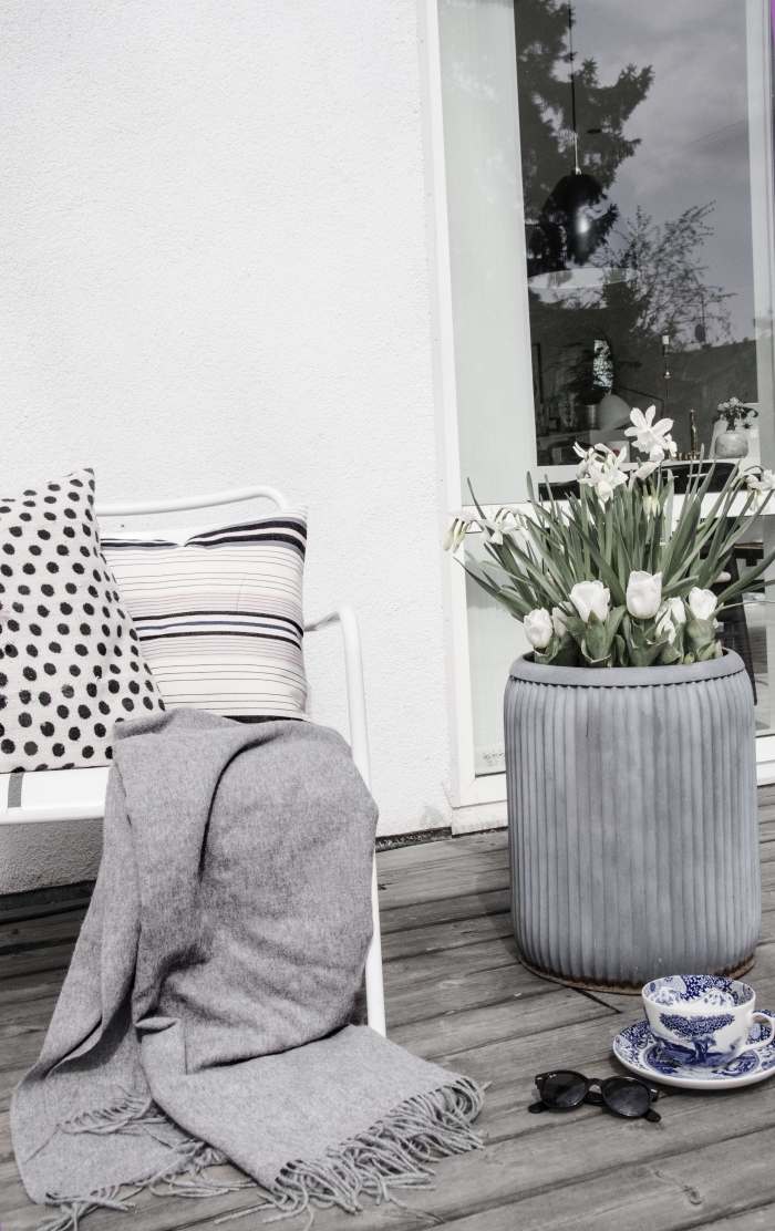 idéer-för-terrass-design-i-svart-vita-prov-möbler-lackerade