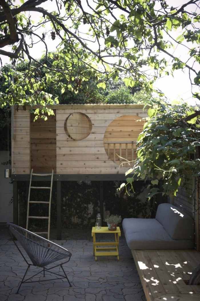 idéer-för-lekfull-terrass-design-utemöbler-träd-hus-i-trädgården