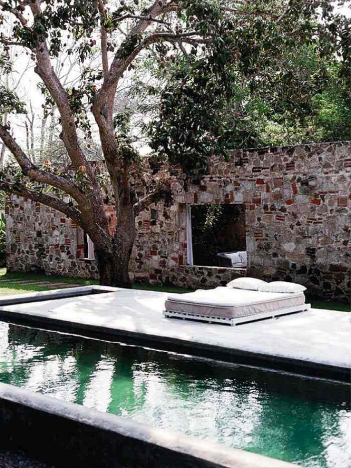 Medelhavs-terrass-med-pool-design-lounge-dagbädd-utomhus-sekretess-vägg