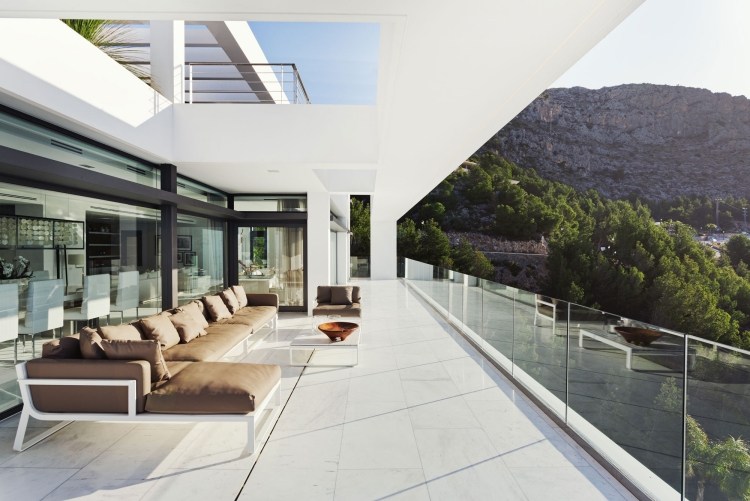 idéer-terrassdesign-glasräcken-solstolar-takläggning-modern-outlook