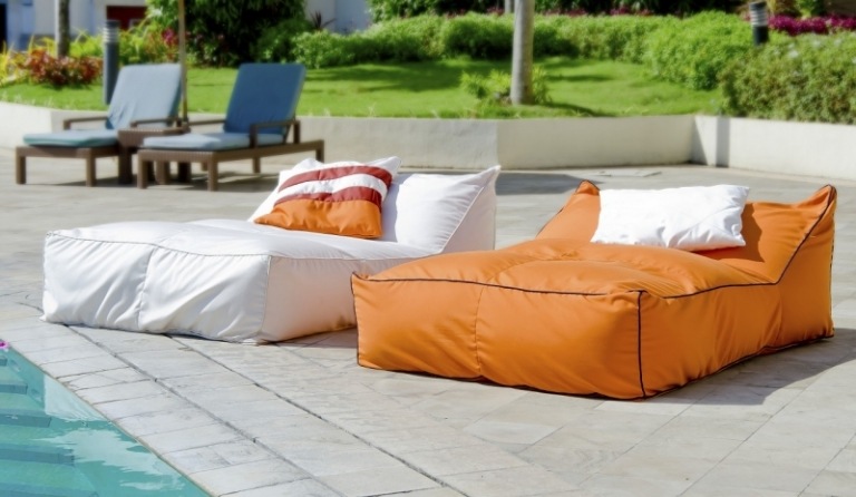 Idéer-terrassdesign-beanbag-orange-white-poynters