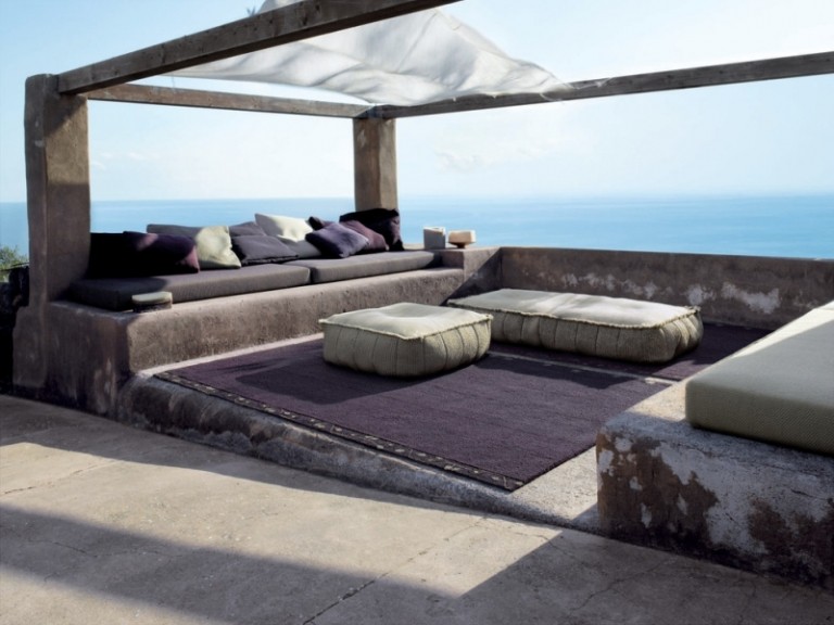 Idéer-terrassdesign-orientalisk-möblerad-beanbag-sittdynor