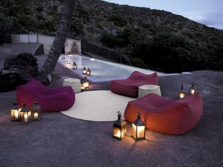Idéer-terrassdesign-lila-bönsäck-trädgårdsmodern