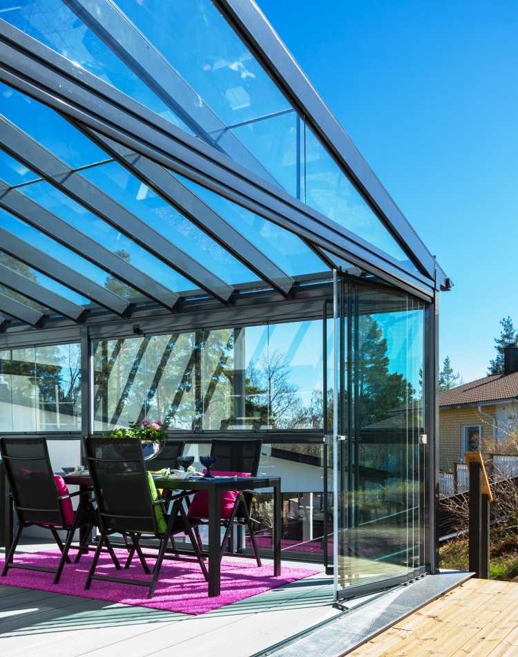 Terrass-inglasning-balkong-matta-trädgårdsmöbler-stad-modern-design