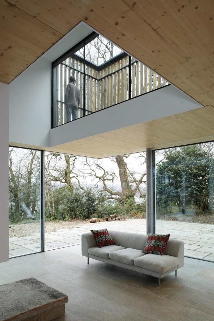 Terrassglas-terrass-fönster-vägg-glasvägg-soffa-takfönster-modern-arkitektur