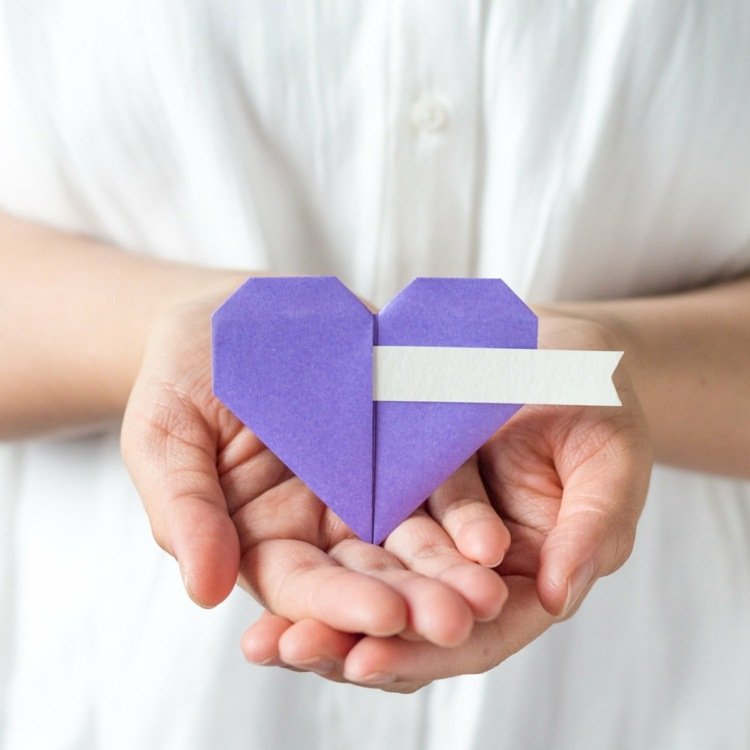 Gör origami hjärta papper plats kort för bröllop själv