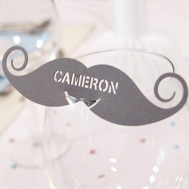 ovanliga bröllopskort vid glas mustaschen