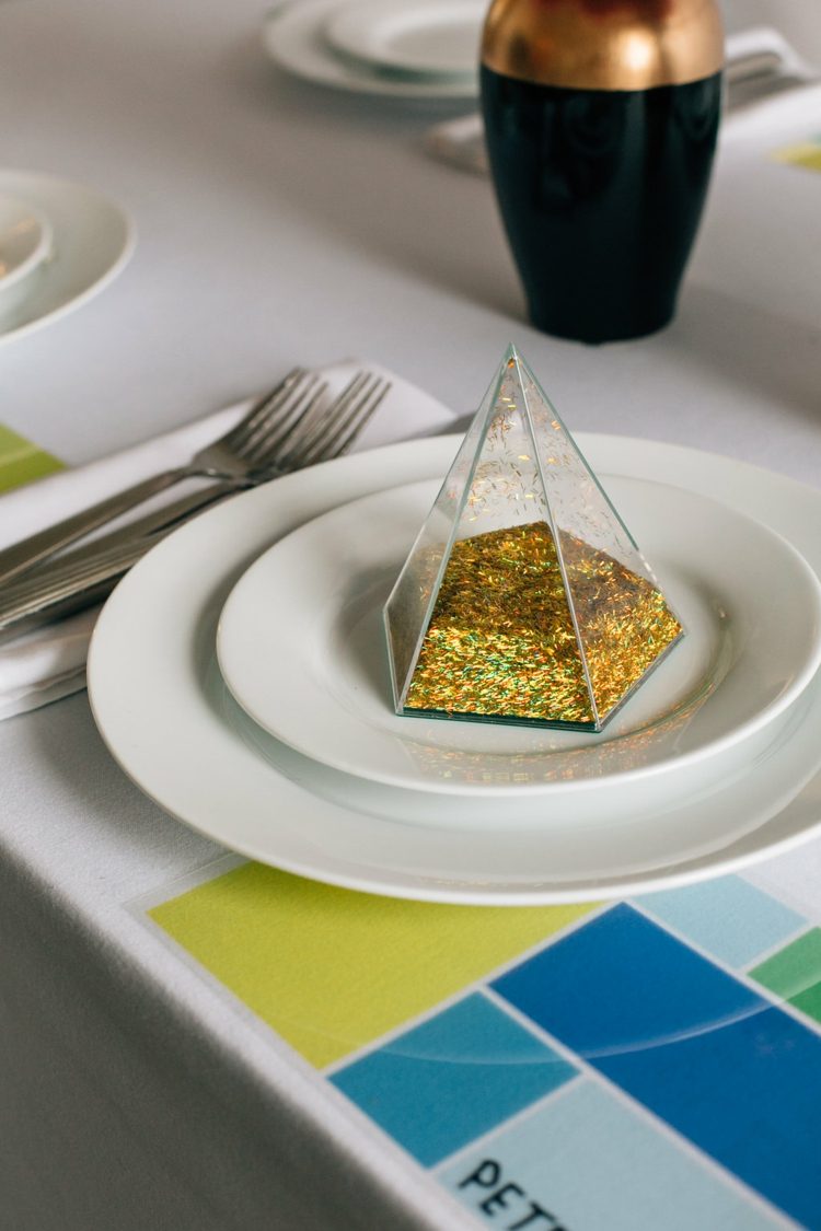 moderna bordskort bröllop guld konfetti pyramid geometriska figurer