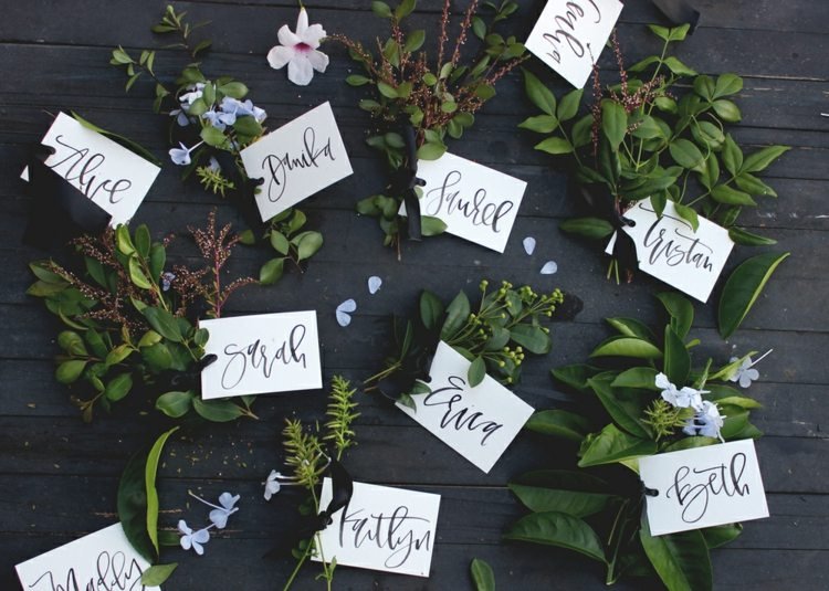 placera kort för bröllop blommor gräs lämnar namnlappar