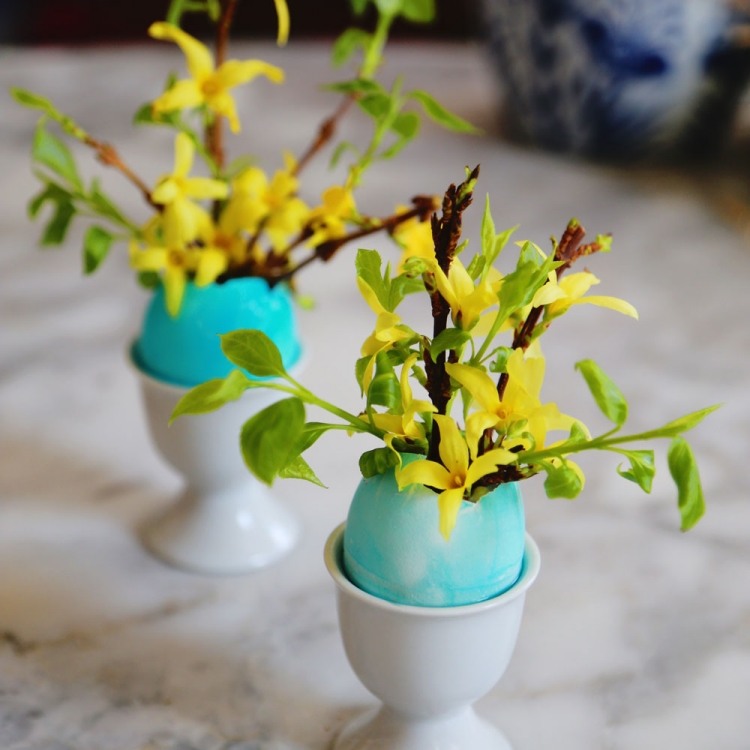 påsk-dekoration-ägg-kopp-äggskal-färsk-blomning-grenar