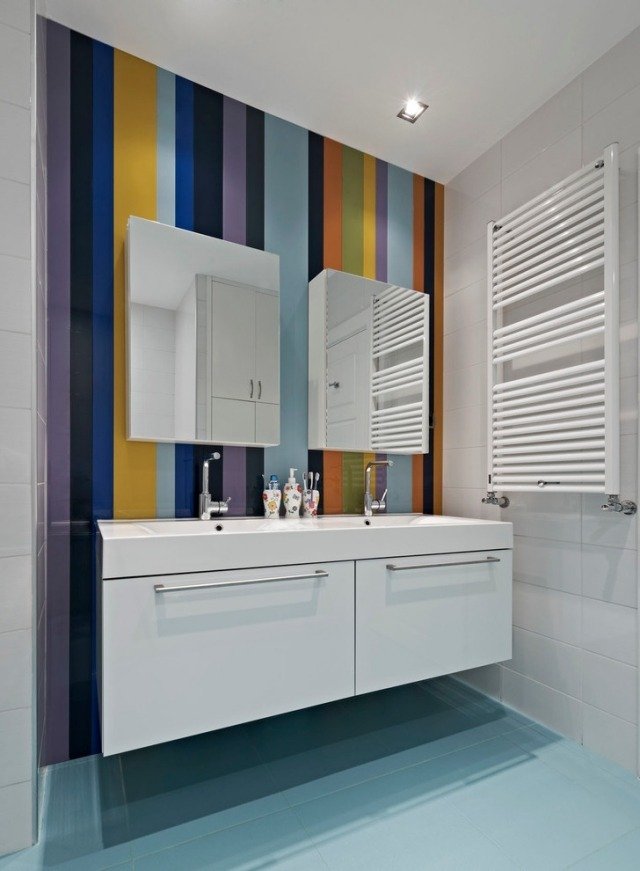 färgglada-vertikala-ränder-badrum-möbler-väggmonterade-skåp