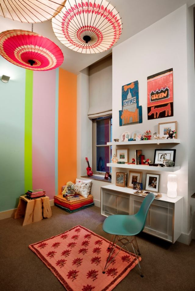 tonåring-rum-inredning-färgglada-ränder-vägg-moderna-lampor
