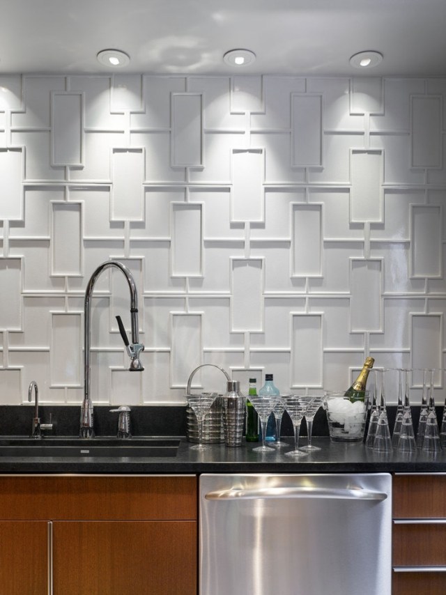 modernt-kök-vägg-design-idéer-struktur-relief-vägg-tallrikar-vit