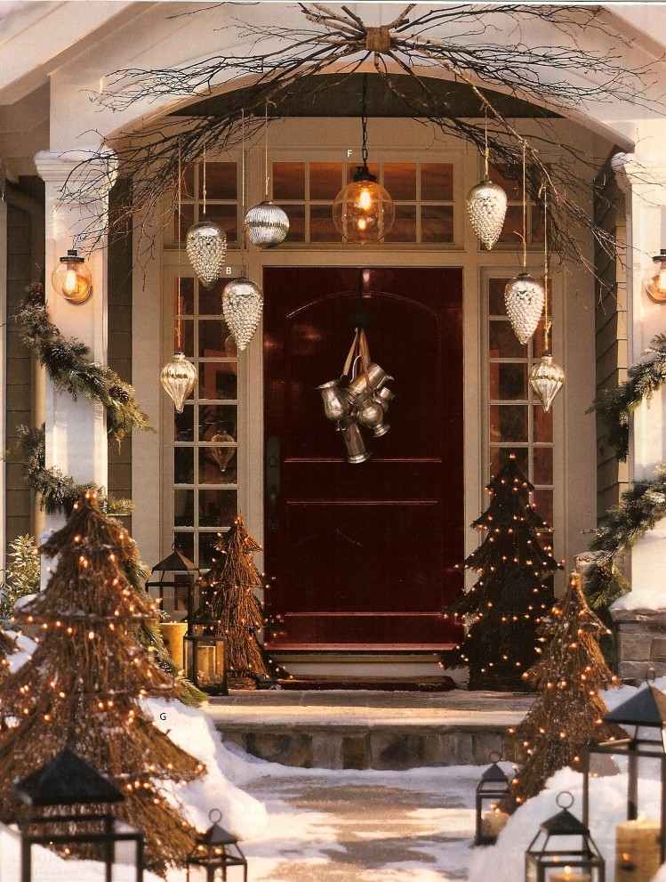 juldekoration utanför-belyst-hus-dörr-jul-bollar-jul-träd-dekorationer-stora-utomhus-små-gran-träd-snö
