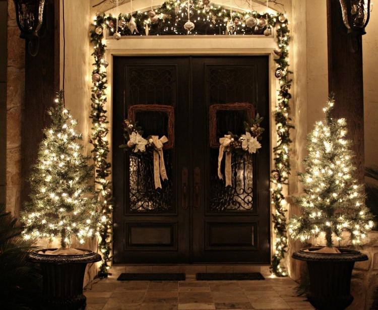 jul-dekoration-utanför-belyst-hus-dörr-fantastisk-vacker-cypress-entré-dekoration