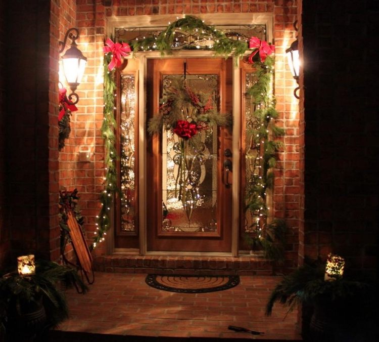 juldekoration-utanför-belyst-hus-dörr-tegel-gran grenar-lampor-glas-mysigt