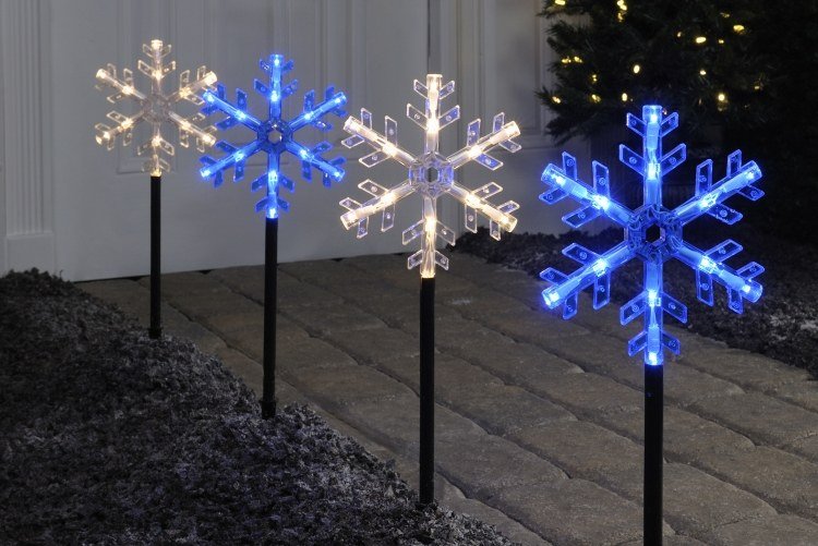 juldekoration-utanför-belyst-hus-dörr-led-snöflinga-vit-blå-pollare lampor