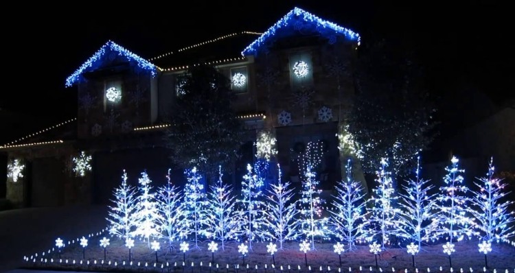 juldekoration-utanför-belyst-hus-vit-blå-snöflingor-små-träd-led-lampor-utomhus