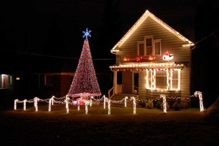 jul-dekoration-utanför-upplyst-hus-fram-gården-lampor-jul-träd-godis-käppar-fönster-hus-tak-fairy lampor