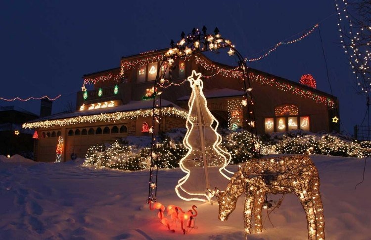 juldekoration-utanför-belyst-hus-dörr-led-ljus-figurer-rådjur-älvlampor-gran-snö