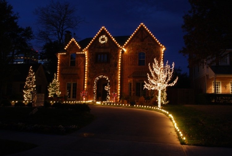jul-dekoration-utanför-belyst-ytterdörr-hus-sten-stig-träd-jul-lampor
